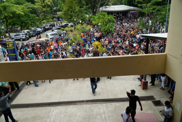 Autoridades y alumnos reanudan actividades académicas en la Unah-vs