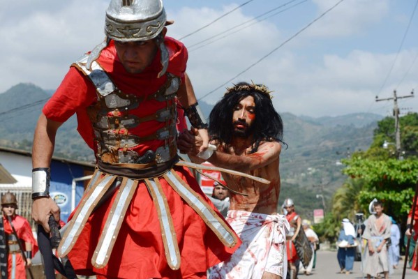 Miles de hondureños participaron en Viacrucis del Viernes Santo