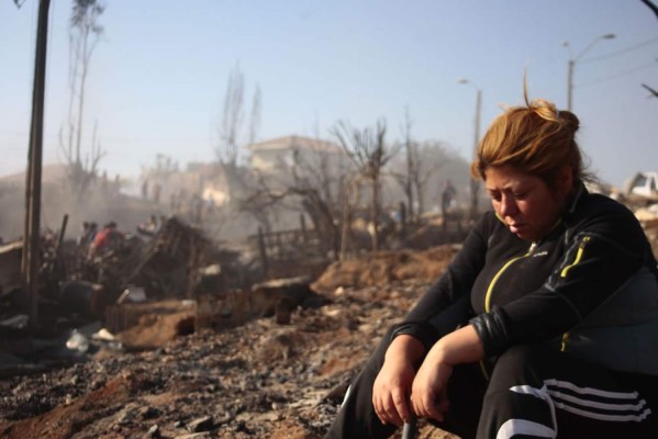 Siguen activos varios focos del incendio en Valparaíso; Envían ayuda