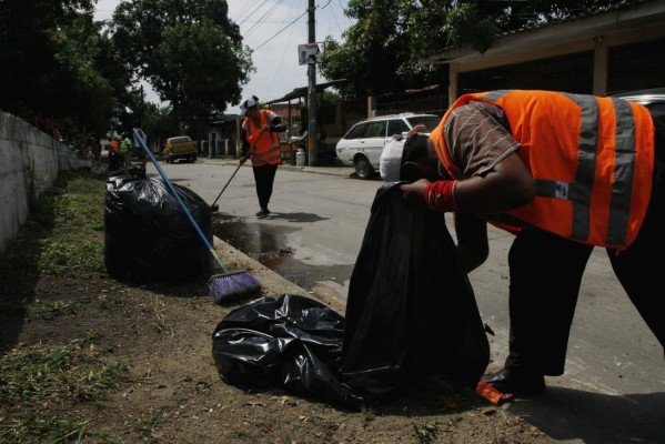 Casa por casa eliminan criaderos de zancudos del dengue