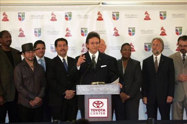 Los Grammy Latinos entregan sus premios más emotivos