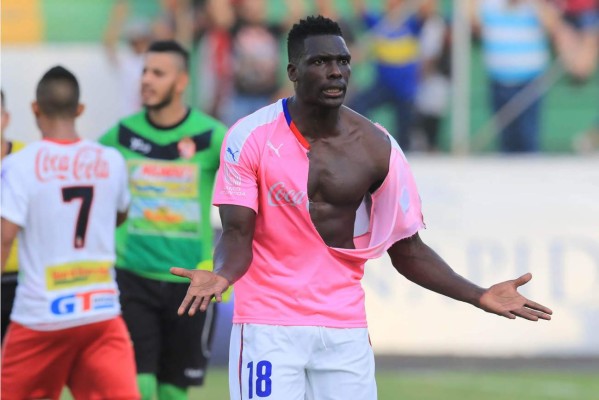 Video: Estupiñán se fue expulsado y con su camiseta rota