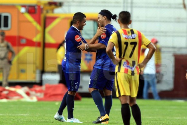 Amado Guevara se lleva ovación y abrazo con Ronaldinho