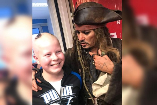 Johnny Depp visita a niños enfermos de cáncer disfrazado de Jack Sparrow