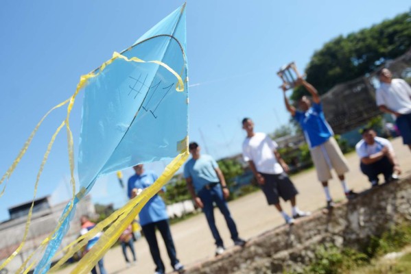 Volando cometas y globos se rehabilitan presos en El Salvador