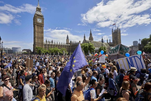 Gobierno británico estudia recortar impuestos a las empresas