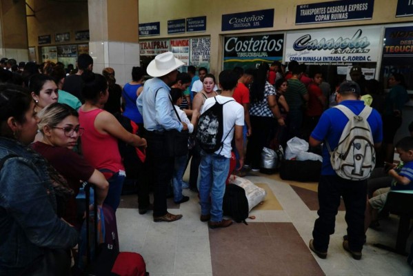 Viajeros saturan terminal de buses para salir de San Pedro Sula