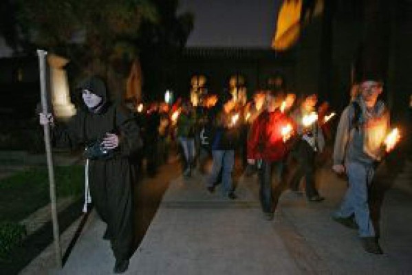 Turismo de noche... en el cementerio más antiguo de Chile