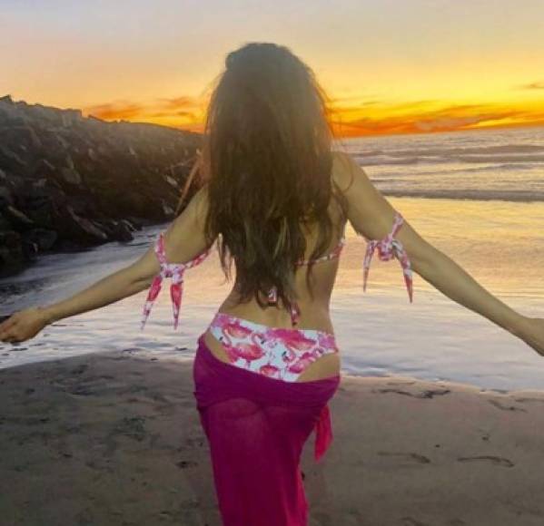Con un bikini estampado de flamingos, la mexicana dejó con la boca abierta a los internautas de las redes sociales.