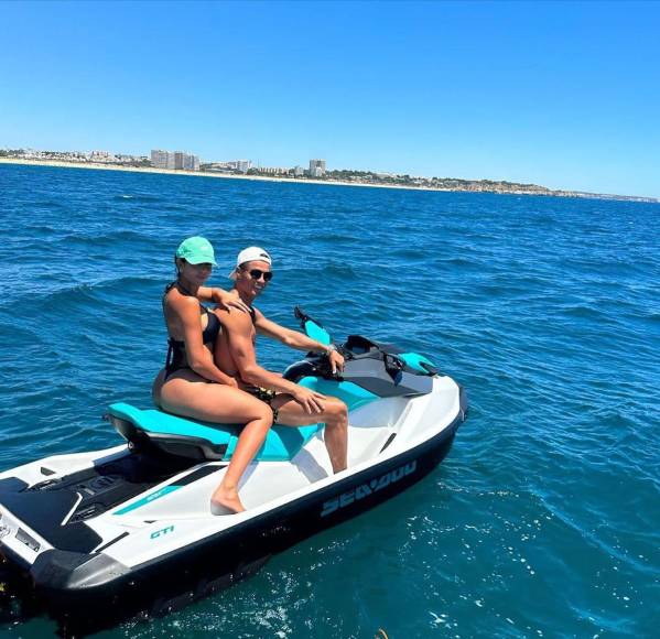Cristiano Ronaldo y Georgina Rodríguez siempre se dejan ver en vacaciones disfrutando del mar.