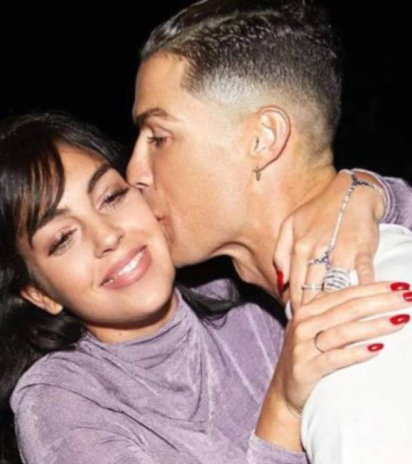 Georgina y Cristiano Ronaldo se conocieron en 2016 en un encuentro fortuito en una tienda de Gucci en Madrid en la que la española trabajaba como dependienta. Hoy todo indica que han decidido casarse.