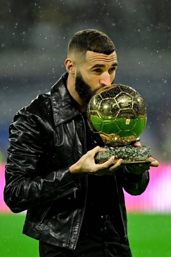 Karim Benzema en el momento que besó el Balón de Oro ante el Santiago Bernabéu.