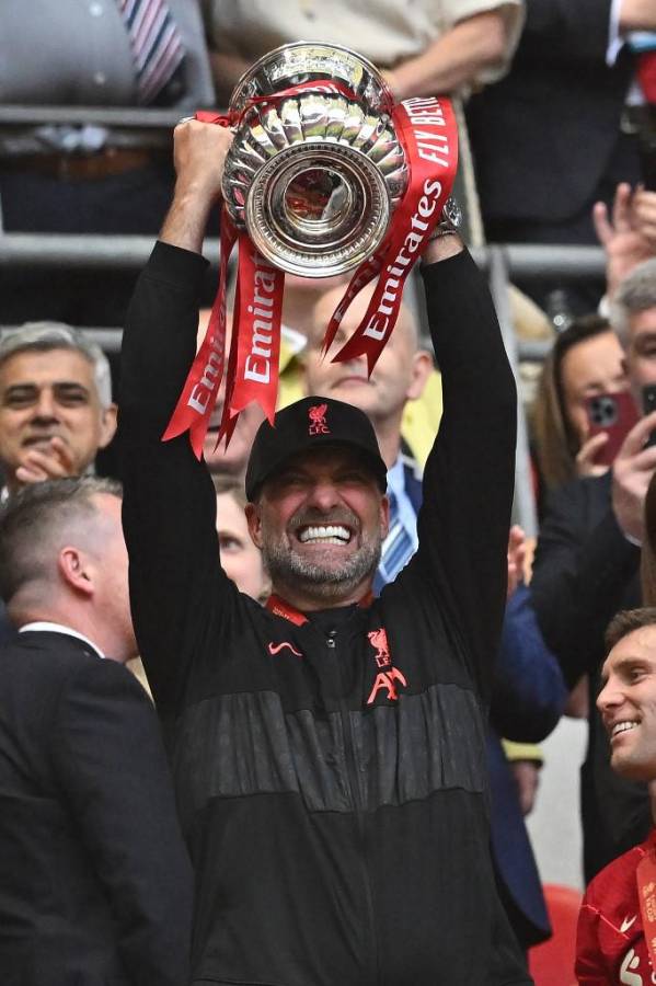 Jürgen Klopp alzando la Copa de FA Cup conseguida como DT del Liverpool.