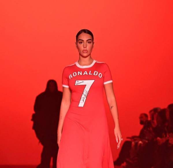 El vestido no solo destacaba por parecerse a la camiseta de los ‘Red Devils’ y su largo hasta el suelo, sino también por llevar la firma de Ronaldo dentro del número siete, marcando un gesto profundamente personal y romántico.