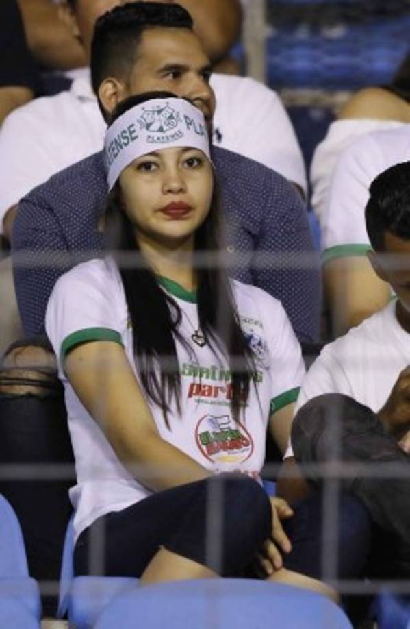 Una de las chicas que llegó a darle apoyo al Platense.