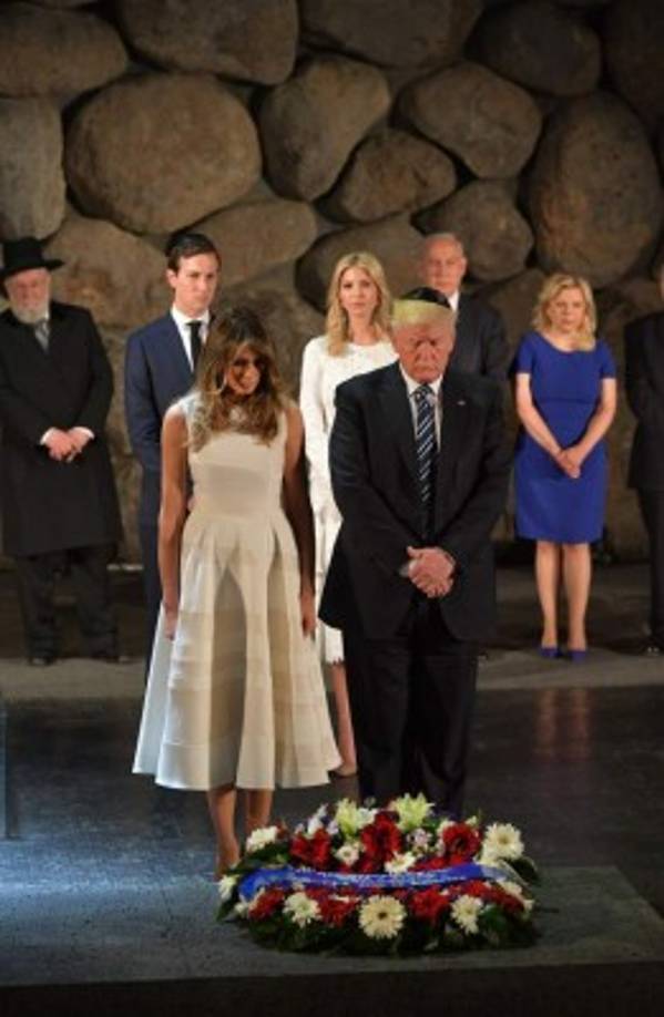 La exmodelo de 47 años utilizó un vestido sin mangas de la diseñadora Roksanda, valorado en 2,000 dólares para ofrecer una ofrenda junto a Trump, en el memorial del Holocausto.