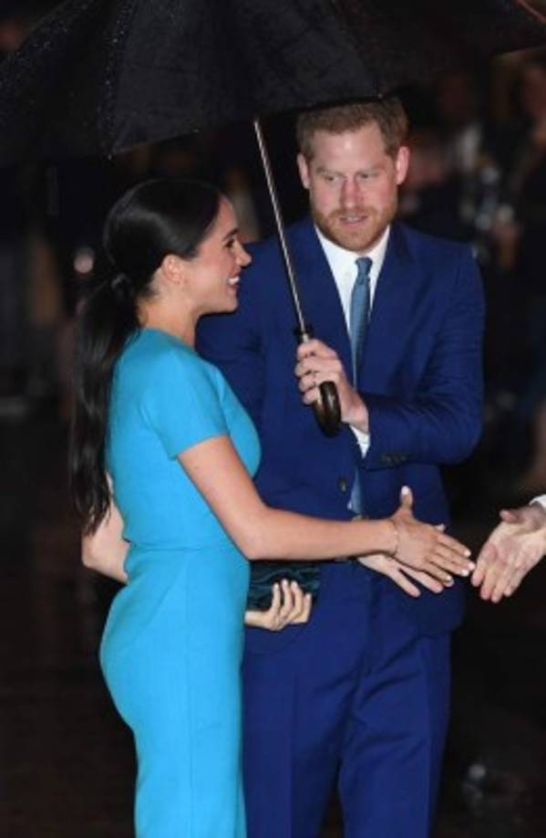 Según el Daily Mail, los Sussex fueron recibidos entre vítores y aplausos al pasar, pero también un fuerte abucheo.