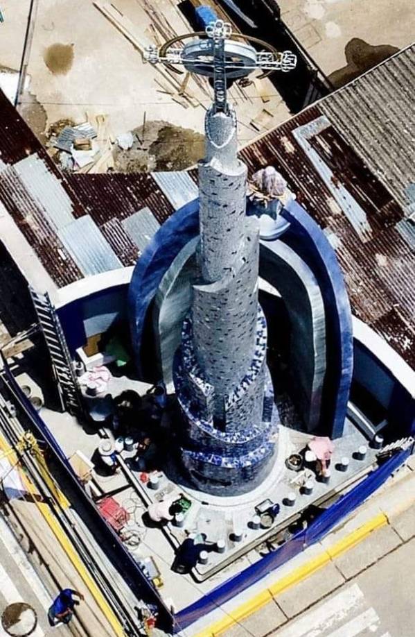 La obra fue construida con material sólido y de larga duración, de altura predominante y visible desde varios sitios. Su base está protegida de cualquier accidente vehicular o fenómeno natural, como viento, sismos o rayos. 