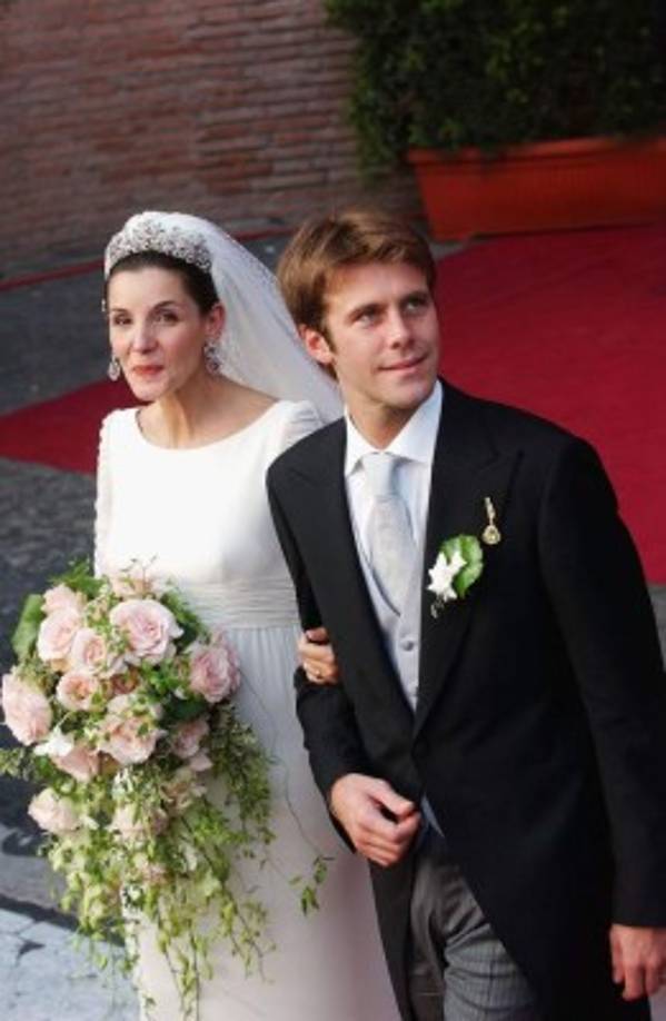 4- Clotilde Courau -<br/><br/>La actriz francesa se casó con Manuel Filiberto de Saboya, príncipe de Venecia y Piamonte, y nieto del último Rey de Italia el 25 de septiembre de 2003.<br/><br/>Después de su matrimonio, se convirtió en la princesa Clotilde de Saboya, princesa de Venecia y Piamonte. A pesar de que todos los títulos y distinciones de la familia real italiana han sido abolidos, a título de cortesía, se la reconoce como la princesa de Saboya, princesa de Venecia y Piamonte.