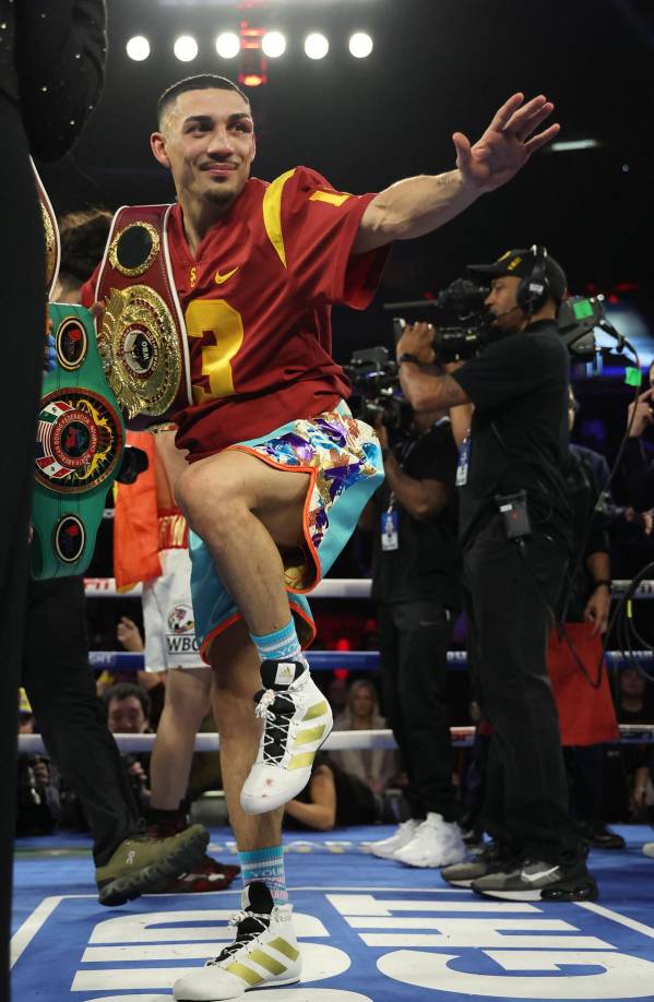 La celebración de Teófimo López con sus cinturones.