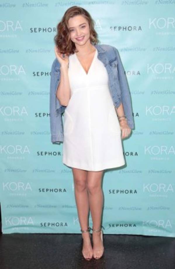 La modelo australiana Miranda Kerr también anunció que está esperando un hijo con su esposo, el fundador de Snapchat, Evan Spiegel. Este es el segundo retoño para Kerr, quien ya es madre de Flynn (6), fruto de su fallido matrimonio con el actor Orlando Bloom.