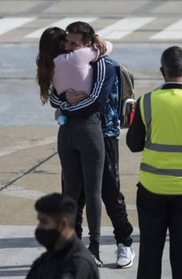 Messi bajó del chárter y se abrazó con Antonela Roccuzzo, quien corrió hacia él y le dio un beso en una tierna imagen.