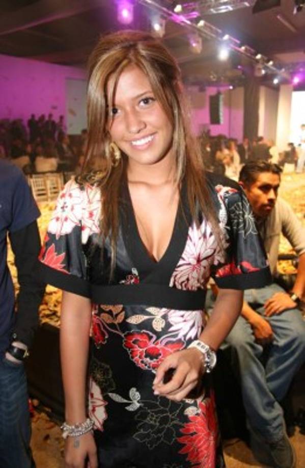 La joven fue reconocido por su padre y acostumbra a pasear junto a él.