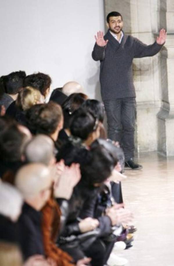 La versión que no ha sido confirmada, apunta que el diseñador tuvo una fiesta cargada de drogas y sexo en su apartamento.