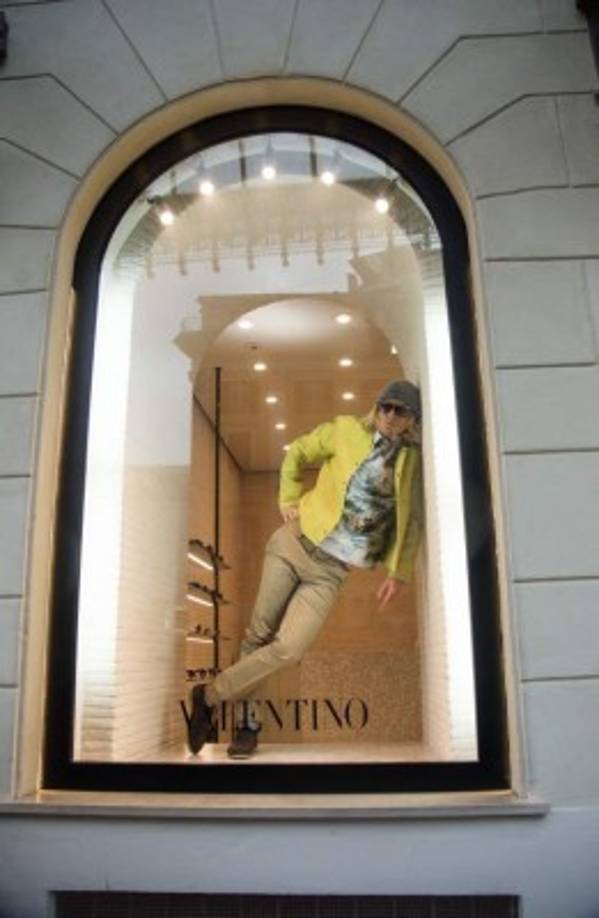 Owen Wilson en la vitrina de Valentino.