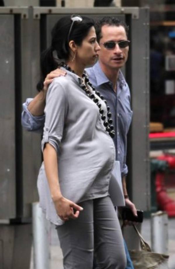 Weiner está considerado por muchos demócratas como una figura trágica, víctima de sus propias obsesiones y que demolió una prometedora carrera política debido a las imágenes con explícito contenido sexual que envió a mujeres a través de Internet, en lo que se conoce popularmente como 'sexting'.