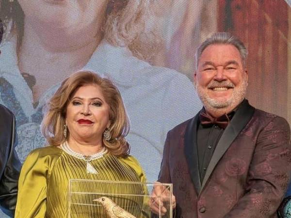 El alcalde Roberto Contreras entregó la semana anterior el premio municipal El Zorzal Dorado a la empresaria Martiza Soto quien será hoy su compañera de formula para buscar de nuevo la alcaldía.