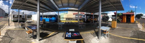 Bajo el inclemente sol y enormes filas obligan a esperar a viajeros en el Toncontín