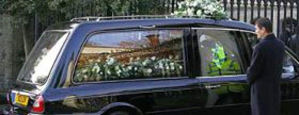 Entierran al ex espía ruso en un cementerio de Londres