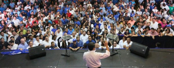 Honduran President Juan Orlando Hernandez declares himself winner in the primary elections of the National party , on March 12, 2017 in Tegucigalpa. Documentos siguientes.AFP Forum Mis notificaciones Usted no tiene notificaciones. Bienvenido/a . Todos los documentos Mostrar el menú .Lanzar la búsqueda Búsqueda avanzada ..InicioTextosFotosVideosGráficos..EditorialesFiltros.Mostrar el mapa del mundoComposición Mostrar/Ocultar ANCHURA 267 ALTURA 34 VISTA PANORÁMICA 8 TAMAÑO CUADRADO 4 Nombres propios Mostrar/Ocultar Porfirio Lobo 20 Erick Andino 8 Julian Pacheco 6 Robert Arboleda 6 Berta Zuniga Cacer 6 Mostrar todo »Ubicación Mostrar/Ocultar + Honduras 203 + Ecuador 31 + Costa Rica 22 + Guatemala 22 + --- 15 Mostrar todo »Categorías Mostrar/Ocultar Noticias 707 Deporte 148 Estilo de vida e I Negocios Arte y Entretenimi Palabras claves Mostrar/Ocultar CRIME 25 FBL 22 GANGS 21 CORRUPTION 19 DRUGS 19 Mostrar todo »TOPSHOTSAsociHondurans were called to vote in party primaries on Sunday, a first polling phase President Juan Orlando Hernandez hopes will lead to his re-election despite a constitutional one-term limit. / AFP PHOTO / CASA PRESIDENCIAL