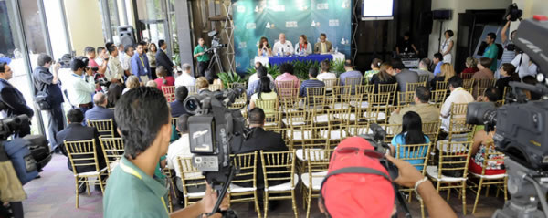 Mel Zelaya aboga por Cuba y se olvida de la violencia