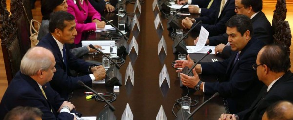 A picture released by the Peruvian national news agency Andina, shows Peruvian President Ollanta Humala (C-L), and his Hondura?s counterpart Juan Orlando Hernandez (C-R), sitting at a working session at the Presidential Place in Lima on May 29, 2015. Hernandez is on a two-day official visit to Peru to participate in a business forum. AFP PHOTO/ANDINA
