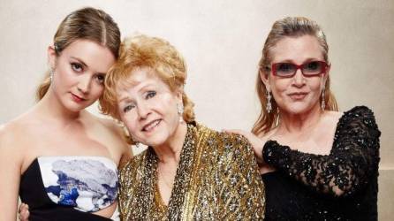 Billie Lourd con su abuela Debbie Reynolds y su madre Carrie Fisher.