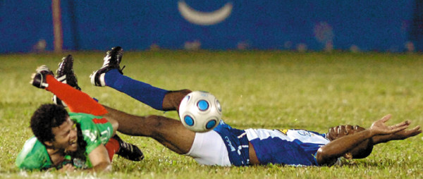 Chelato Uclés frenó la racha de Nahúm Espinoza