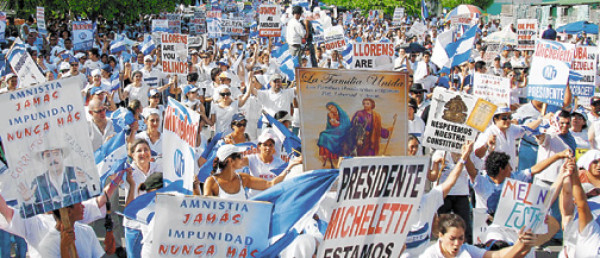 'No a la amnistía, no al regreso de Mel”