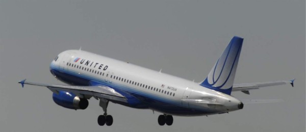 United Airlines pide a todos sus empleados vacunarse o serán despedidos