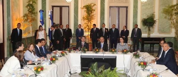 El presidente Juan Orlando Hernández y su homólogo Danilo Medina se reunieron en el Palacio Nacional en Santo Domingo.