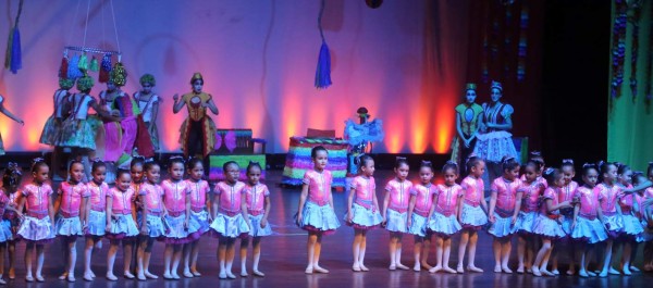 CC Danza creó el mágico 'Mundo piñata”
