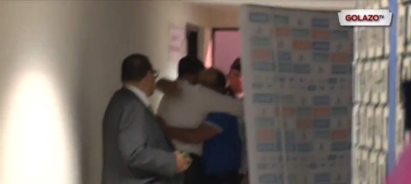 Video: El efusivo abrazo entre Osman Madrid y el DT de México