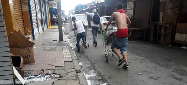 Con destrucción, saqueos y caos golpean a Honduras