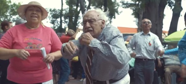 Video: Don Saúl, el abuelito que contagia alegría con su baile