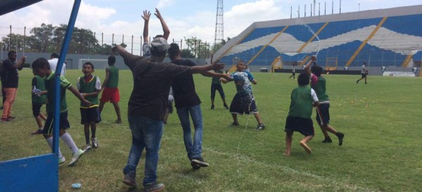 Con deporte previenen a escolares de la violencia en Honduras