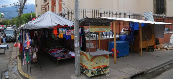 Vendedores cercan catedral ante descuido de autoridades