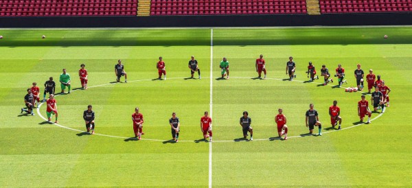 Futbolistas del Liverpool se unen a las protestas por George Floyd