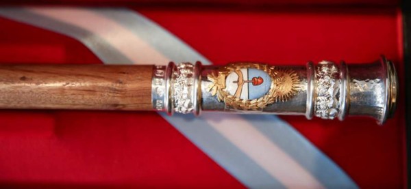 Detalle del bastón del mando presidencial argentino, que Cristina Fernández deberá entregarle a Mauricio Macri el jueves.