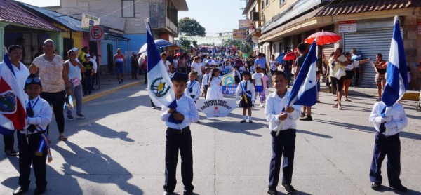 Civismo y colorido en desfiles patrios en Honduras
